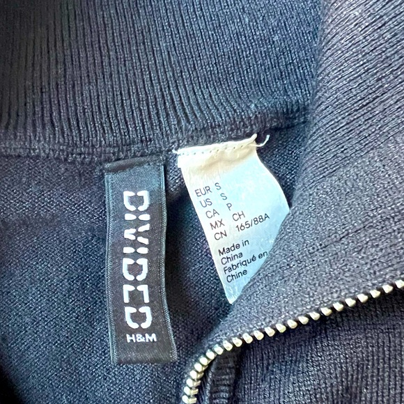 Gently Used H&M Aspen Ski Club Cropped Sweater - Size S (Minor Stains) - Picture 4 of 4